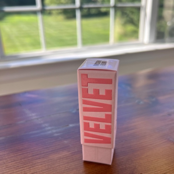 New in Box Jeffree Star Velvet‎ Trap Lipstick in Unicorn Blood dark matte red - Picture 4 of 7